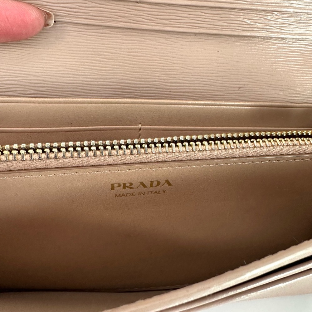 Pre-loved Prada Vitello Move long wallet in the color Cipria with Gold Logo - Picture 9 of 16